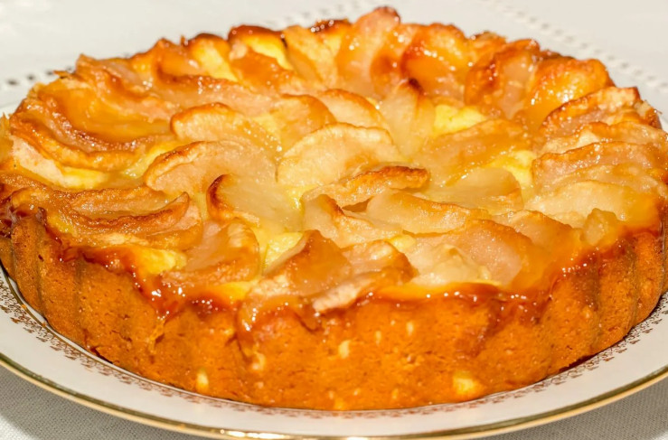Шарлотка яблочная, рецепт на бисквитном тесте, фото, описание приготовления