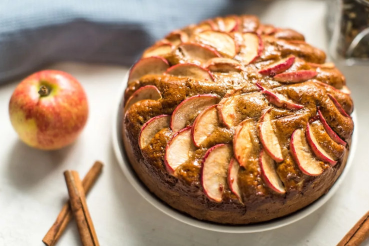 Шарлотка яблочная, рецепт на бисквитном тесте, фото, описание приготовления