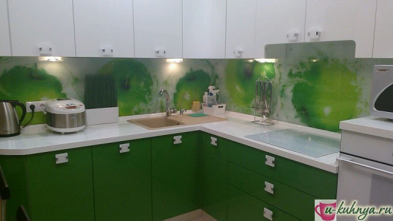 бело зеленая кухня