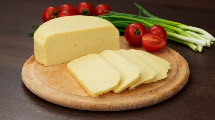 Различные этапы приготовления домашнего сыра