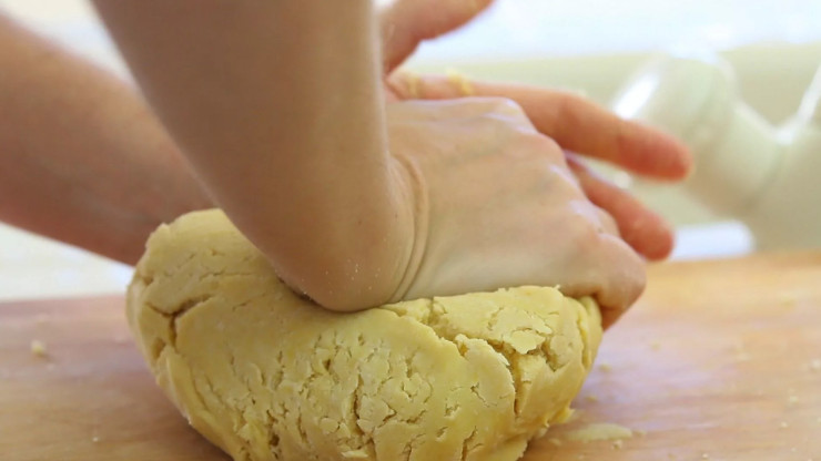 Как приготовить нежное песочное тесто?