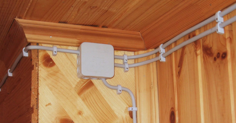Проводка электрики в деревянном доме